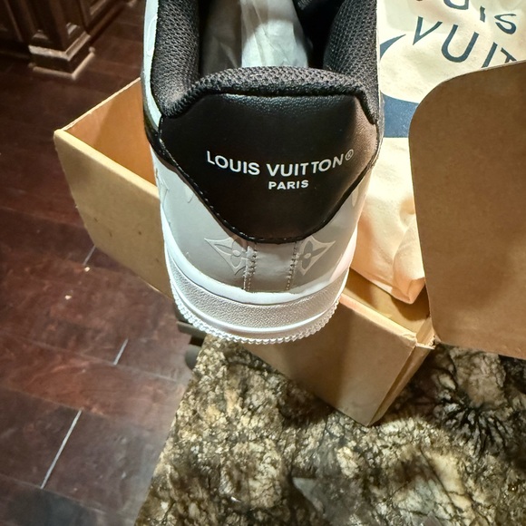 Men/women Louie Vuitton shoes size 12.5 women’s or 11 men’s main image 9